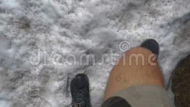 穿着运动鞋的男腿在懒洋洋的喀尔巴阡山脉攀<strong>登雪山</strong>